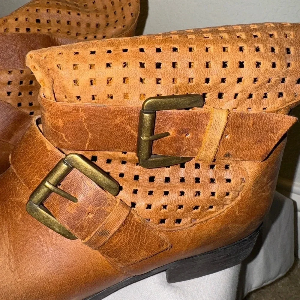 Steve Madden Perforated Hole Booties Buckle Size 7.5 Cognac Ankle Shoe - Picture 11 of 11